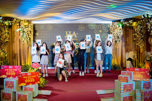 Tiết mục nhảy hiện đại từ các cô gái xinh đẹp phòng Kinh doanh học sinh