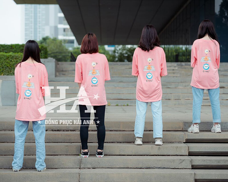 Áo lớp Hồng Peachy phối cùng quần jeans khỏe khoắn, năng động