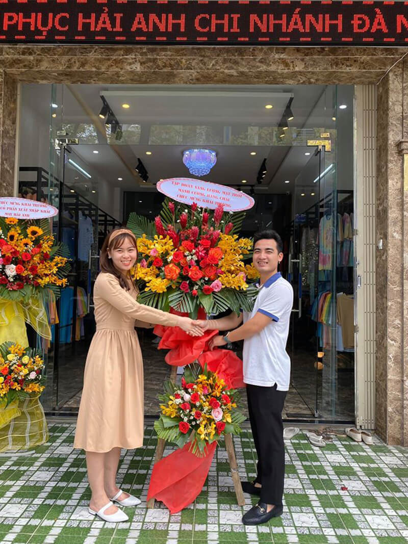 Đại diện của Tập đoàn năng lượng Mạnh Cường Hàng Châu gửi lẵng hoa chúc mừng