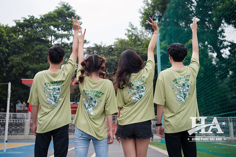 Mẫu áo lớp màu xanh Hulk với hình in logo cảm hứng từ nhân vật người ngoài hành tinh