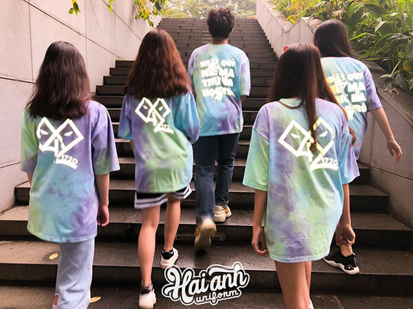 Mẫu áo lớp Tie dye phản quang xanh tím