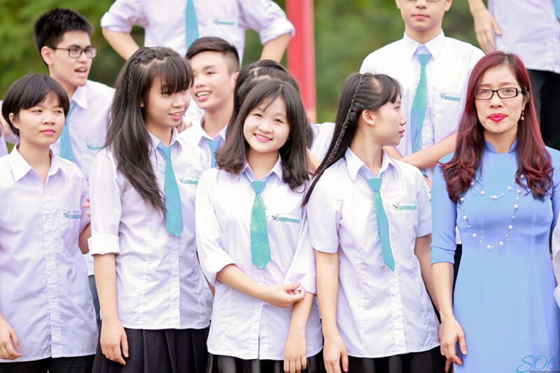 Áo sơ mi đồng phục học sinh cấp 2 quen thuộc với biết bao thế hệ học sinh