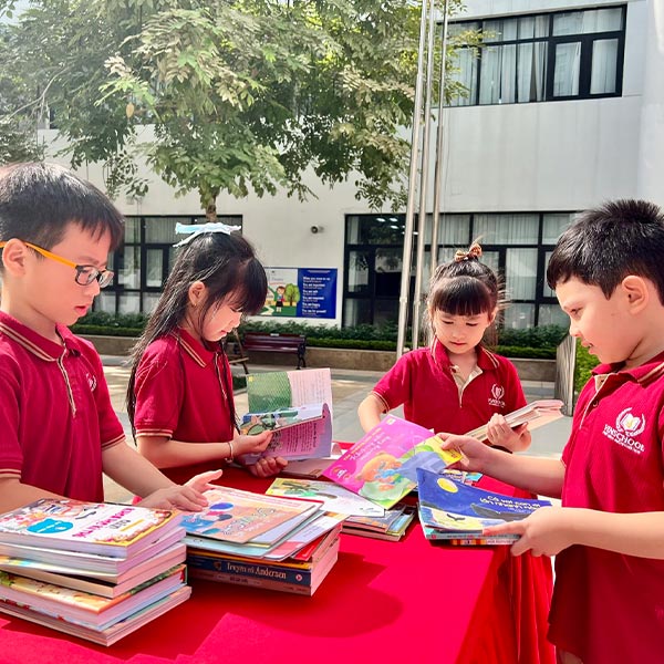 Đồng học sinh tiểu học Vinschool hình 1