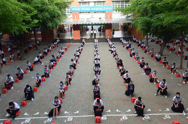 Học sinh Trường THCS Lê Văn Tám (TP.HCM) sáng nay 4-5