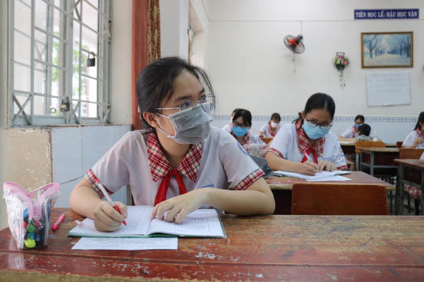 Học sinh trường THCS Hoàng Hoa Thám (Q.Tân Bình, TP.HCM) chấp hành việc đeo khẩu trang trong quá trình nghe giảng.