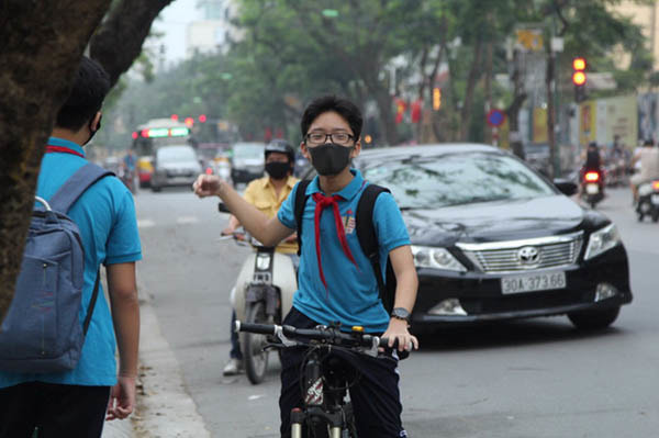 Học sinh THCS Trưng Vương, Hà Nội không giấu nổi niềm háo hức trong ngày đầu quay lại trường.