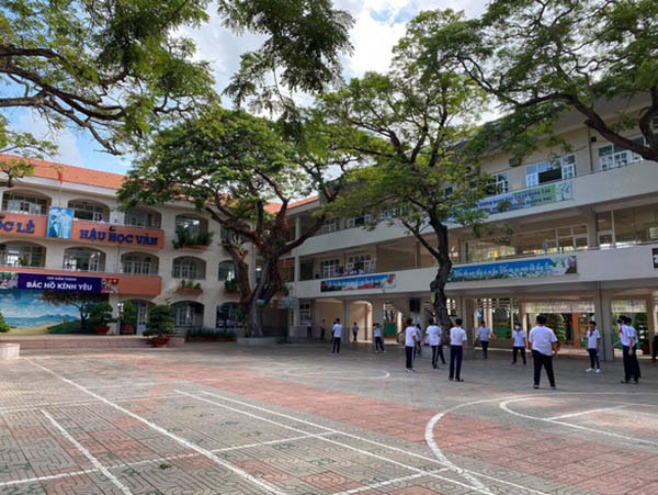 Giờ ra chơi của Trường THCS Vũng Tàu, chỉ lác đác một nhóm nhỏ học sinh chơi đá cầu, nhưng các em vẫn đảm bảo giữ khoảng cách tối thiểu 1m.