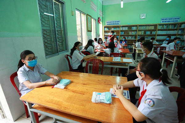 Học sinh ngồi đối diện nhau, giữ khoảng cách an toàn
