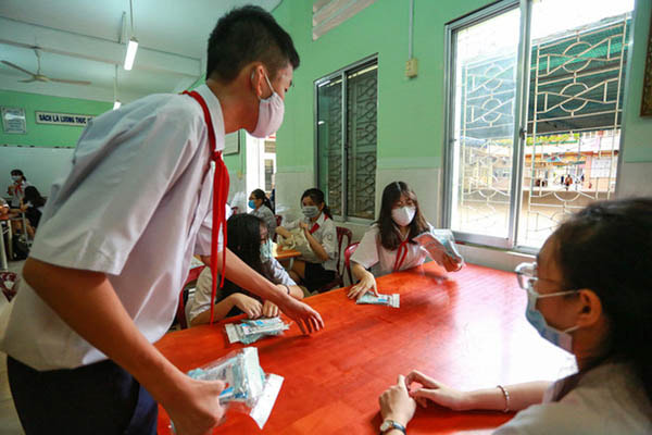Bên cạnh đó, nhà trường còn phát khẩu trang miễn phí cho học sinh