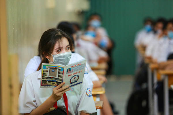 Học sinh TPHCM đi học lại sau dịch