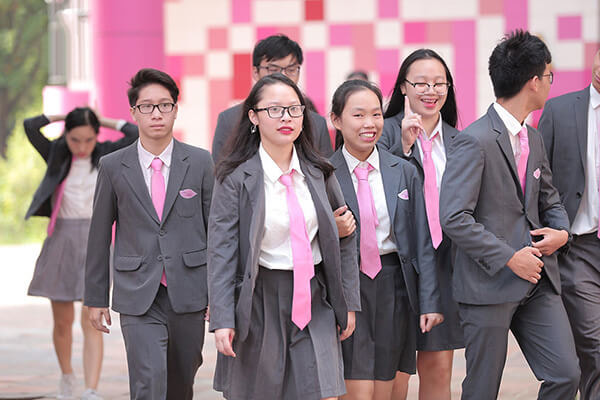 Đồng phục TH School với điểm nhấn là chiếc cà vạt màu hồng nổi bật
