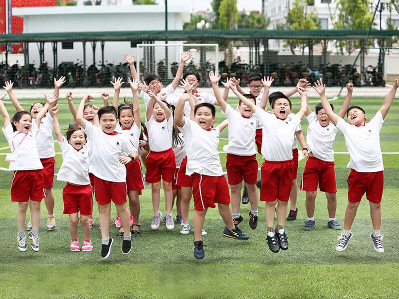 Những mẫu áo phông đồng phục học sinh tiểu học thường khá nổi bật về màu sắc 