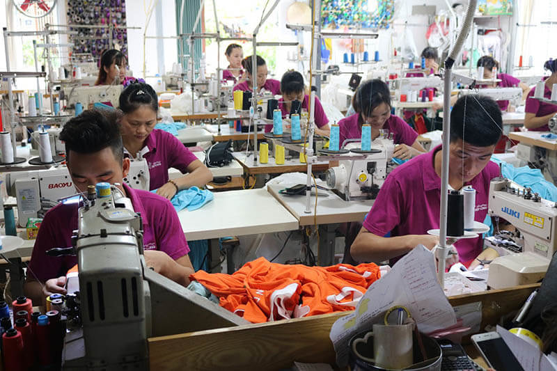 Nhà may đồng phục học sinh uy tín được trang bị đầy đủ máy móc, đội ngũ nhân công tay nghề cao đáp ứng được thời gian giao hàng đúng hẹn.