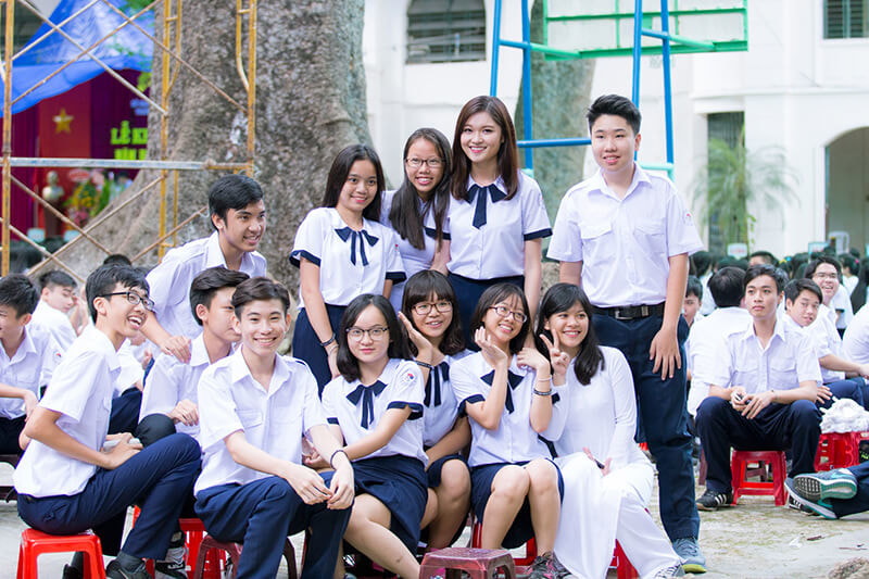 Theo quan điểm của phụ huynh, trang phục của học sinh phải là áo sơ mi trắng, quần đen hoặc áo dài