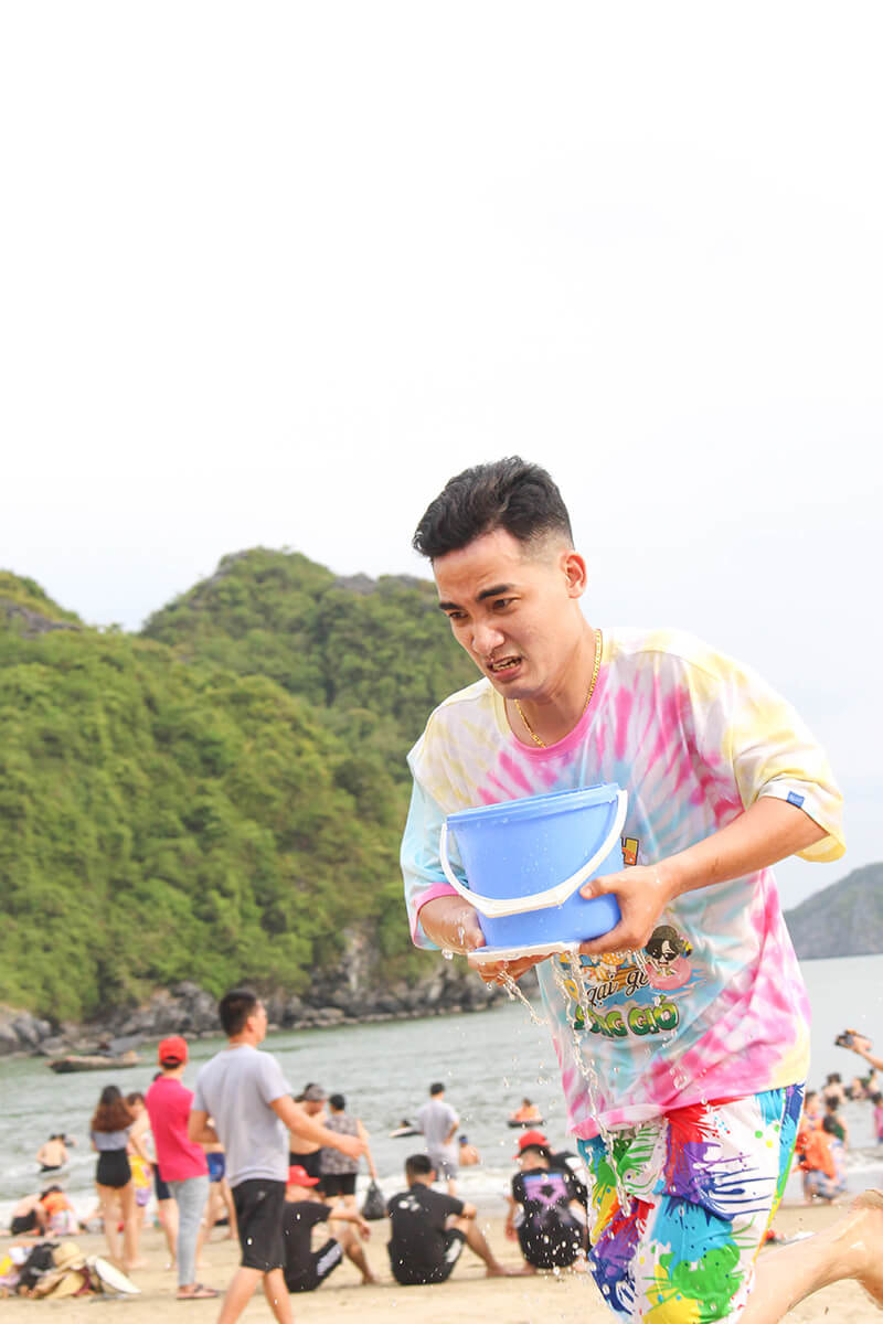 Bất chấp trước cái nắng gió của biển khơi, các thành viên luôn nỗ lực hết mình để thực hiện những trò chơi, thử thách của chương trình.