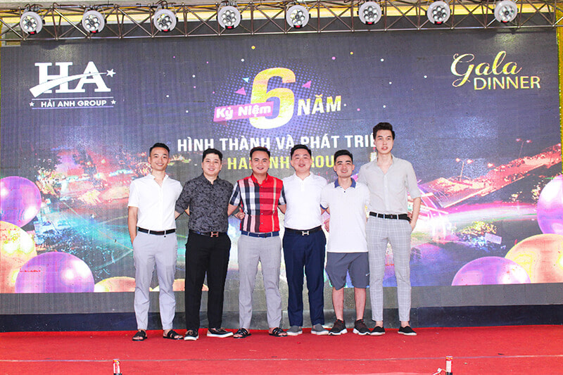 Đại diện Ban lãnh đạo công ty trong buổi tối Gala Dinner kỉ niệm 6 năm hình thành và phát triển của Hải Anh Group.