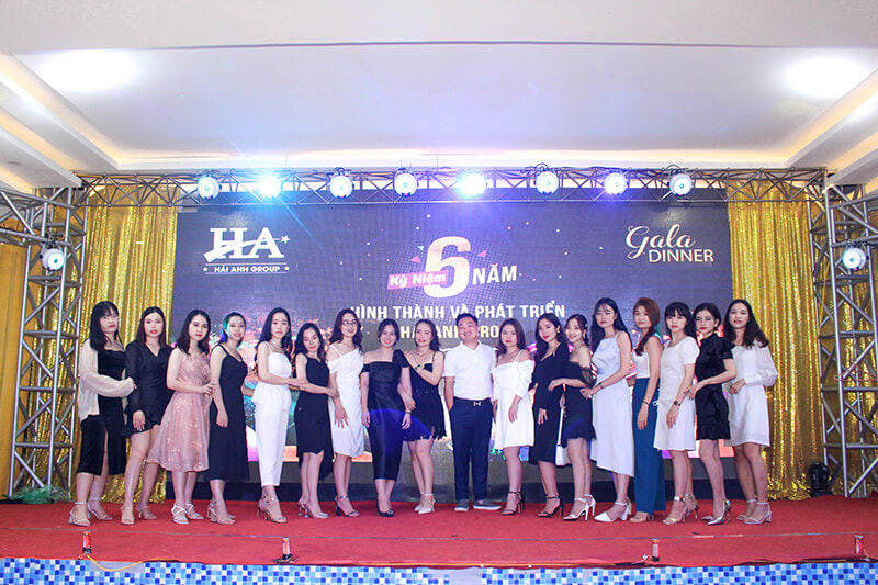 Những “chân dài” xinh đẹp, rạng rỡ đại diện phòng Kinh doanh học sinh Hà Nội