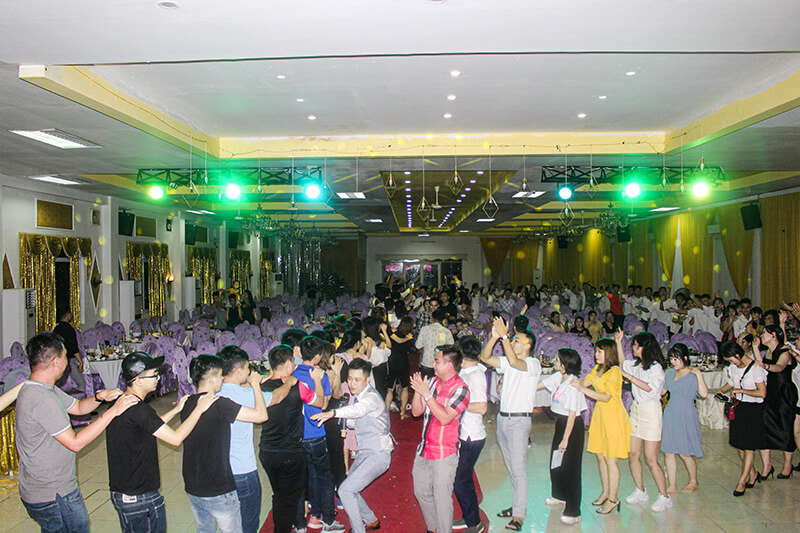 Kết thúc buổi tiệc Gala Dinner, các thành viên cùng nhau cất ca tiếng hát, cùng nhau nhảy theo điệu nhạc, gắn kết mọi người thêm gần nhau hơn.