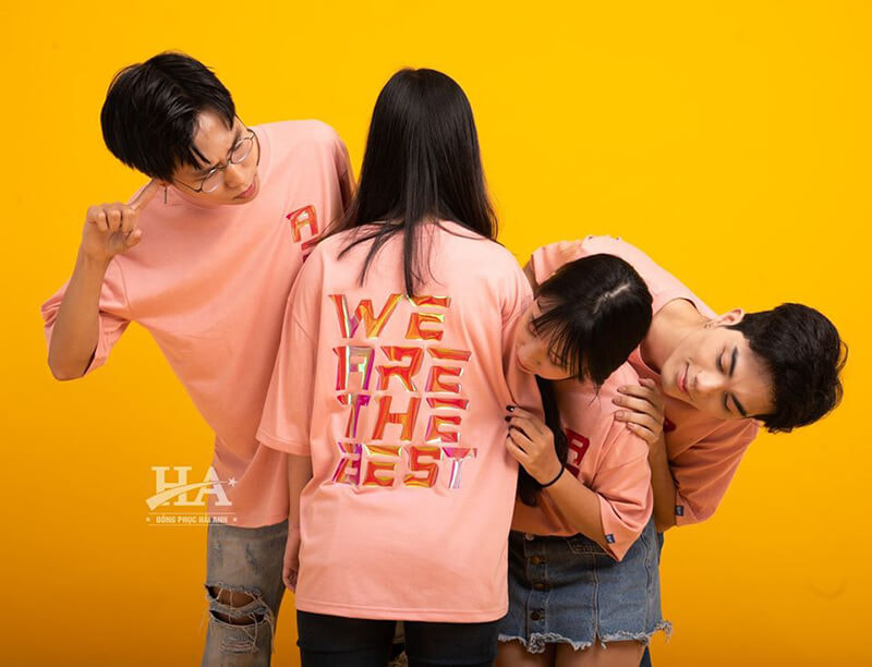 Lựa chọn chất liệu vải phù hợp sẽ giúp bạn tiết kiệm chi phí hơn khi đặt làm áo lớp giá rẻ tại Bạc Liêu.