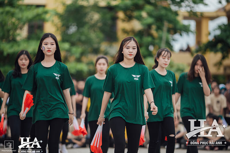 Tham khảo ý kiến người quen, bạn bè là nguồn thông tin khách quan giúp lựa chọn được địa chỉ làm áo lớp ở Kiên Giang chính xác nhất.