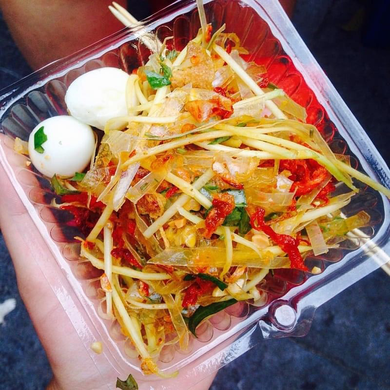 Bánh tráng trộn – Món ăn vặt nổi tiếng của ẩm thực Sài Gòn