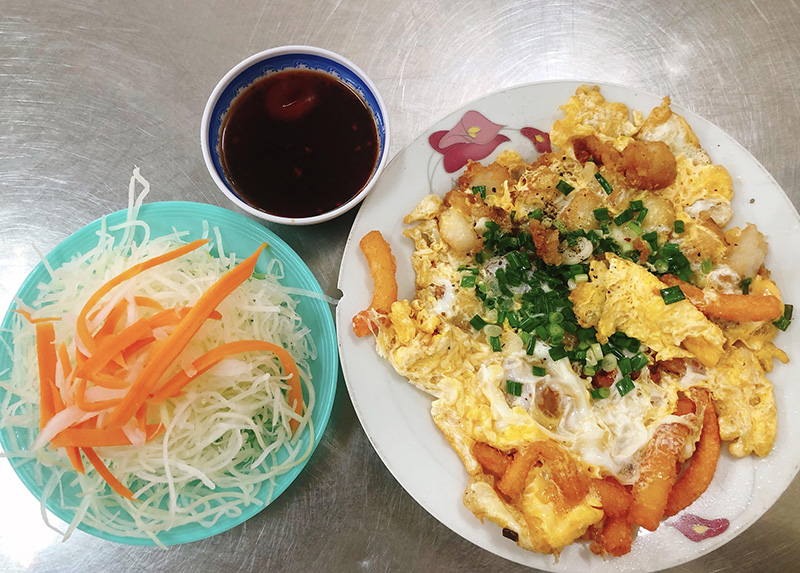 Bột chiên – Một trong những món ăn vặt của học sinh đáp ứng tiêu chí vừa rẻ, vừa no cái bụng.