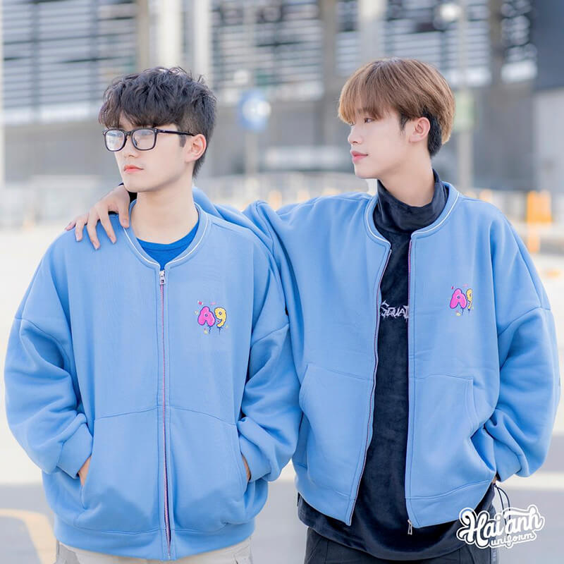 Mẫu áo lớp Bomber màu xanh biển nổi bật, bắt mắt