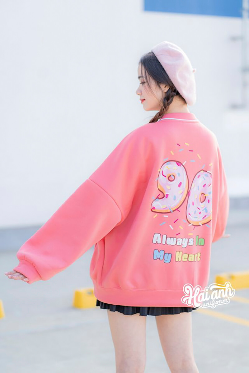 Mẫu áo lớp Bomber màu cam đào khá nhẹ nhàng, nữ tính