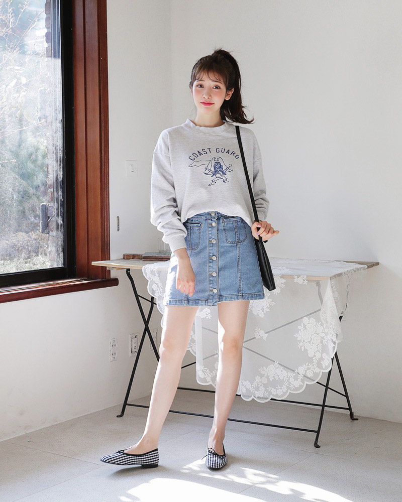 Áo thun phối cùng chân váy denim là công thức hoàn hảo cho học sinh trong những ngày hè
