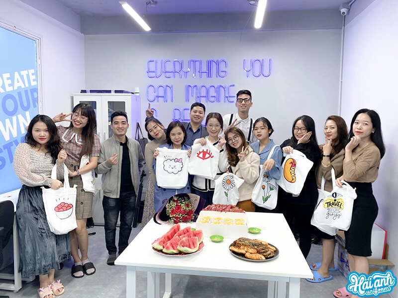 Hơn 100 Món Quà Được Trao Đi Cho Những Người Phụ Nữ Tuyệt Vời Tại Đồng Phục Hải Anh