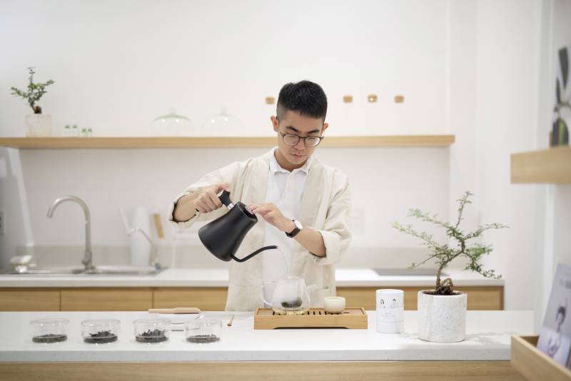 Quán trà chiều nhẹ nhàng với sự phục vụ nhiệt tình từ nhân viên quán