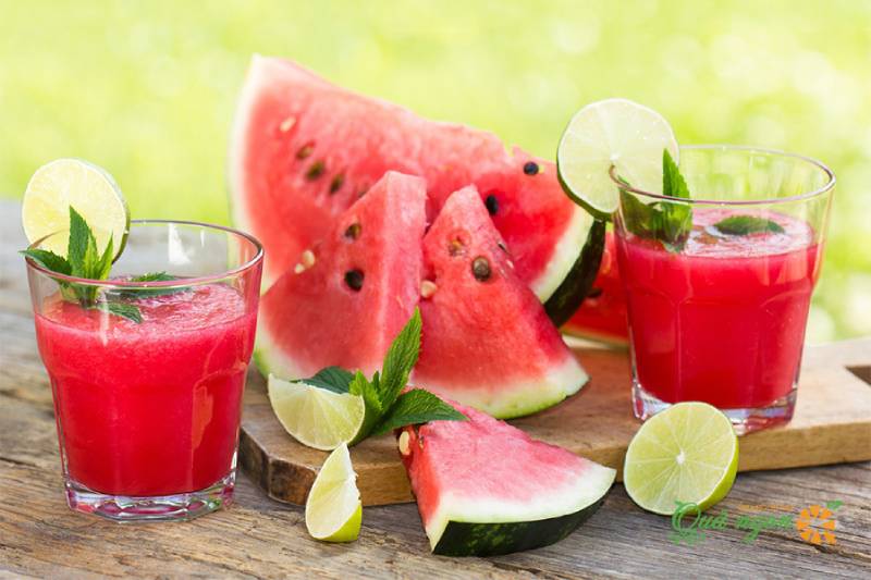 Nước ép dưa hấu có tác dụng bổ sung lượng nước cho cơ thể trong mùa hè nóng nực vô cùng hữu hiệu dành cho học sinh, sinh viên