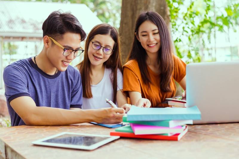 Học nhóm là một trong những cách ôn thi đại học hiệu quả, giúp phát triển toàn diện