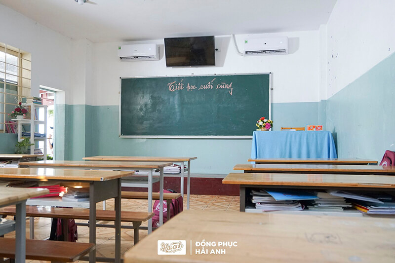 Và giờ dãy bàn học thân quen ngày nào đã chẳng còn hình bóng một ai