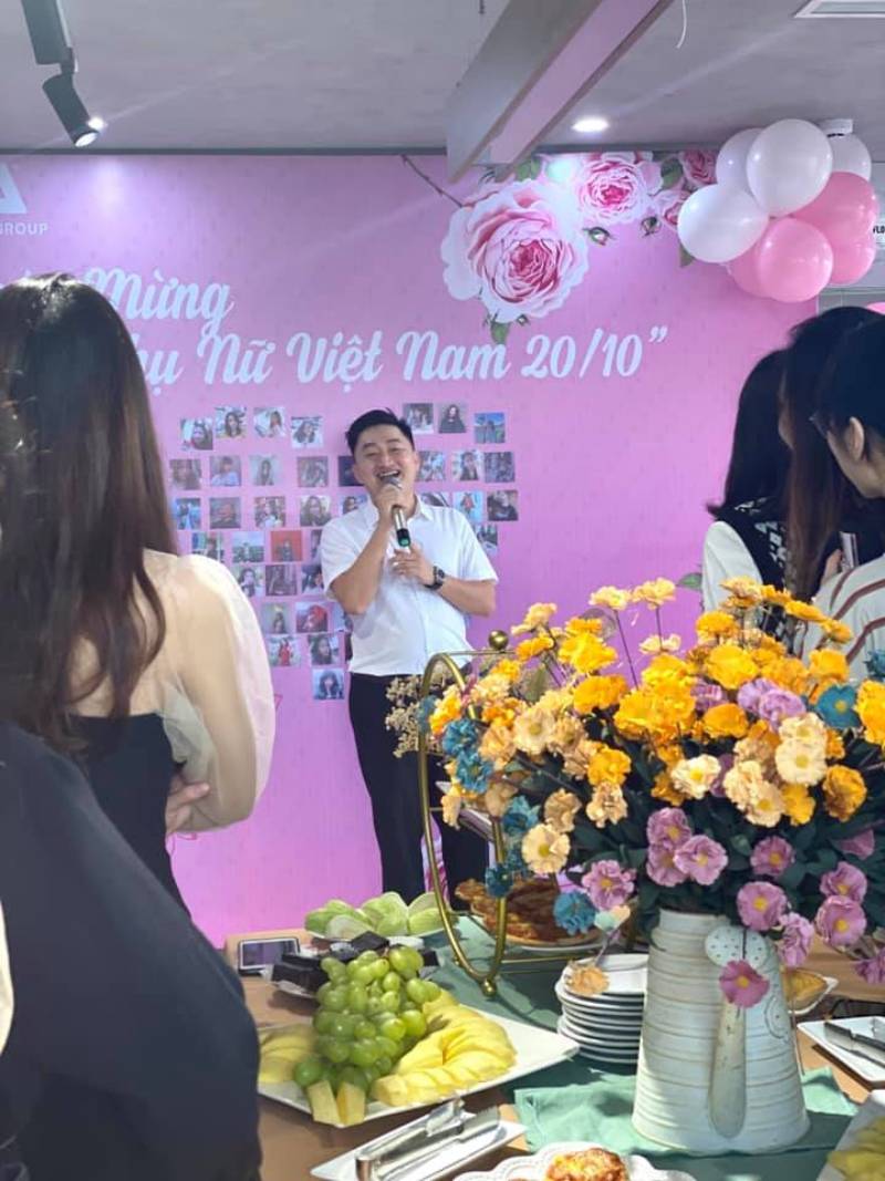 Ban lãnh đạo công ty phát biểu và chúc mừng cán bộ công nhân viên nữ