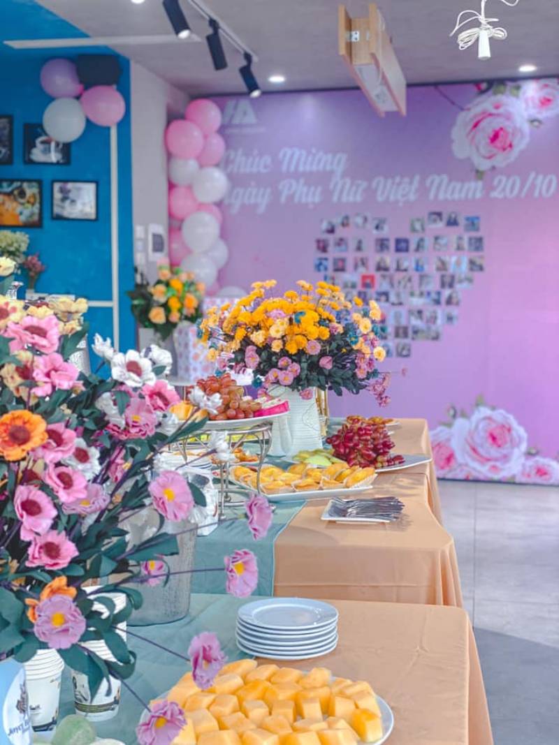 Không gian tổ chức 20/10 tại công ty được chính tay các cánh mày râu công ty trang trí