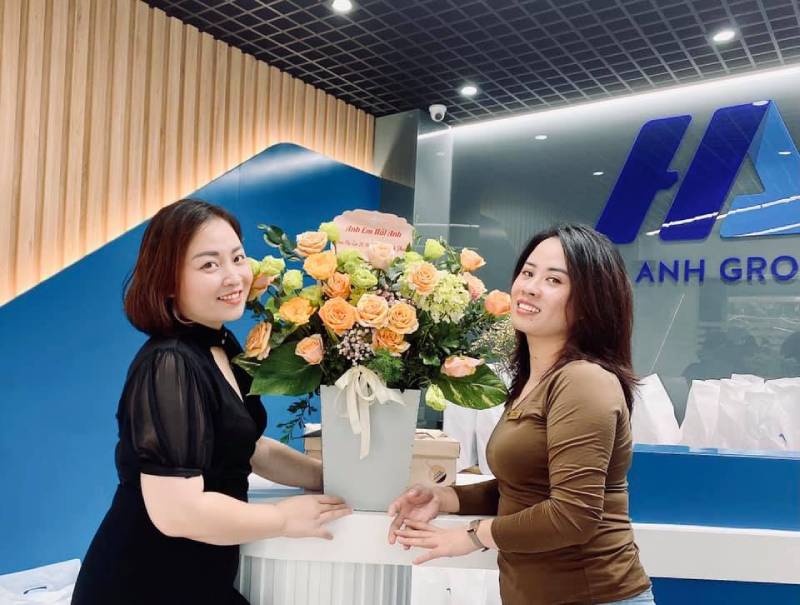 Chúc những người phụ nữ xinh đẹp phòng kế toán luôn rạng rỡ nụ cười