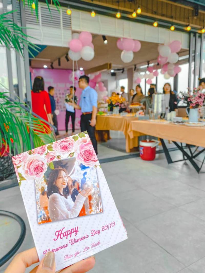 Những tấm thiệp chúc mừng kèm lời nhắn ý nghĩa được trao tận tay cho các chị em phụ nữ