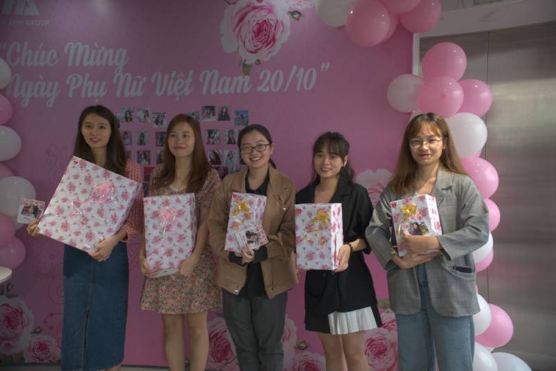 Đại diện các chị em lên nhận những món quà yêu thương từ phái mạnh