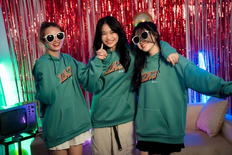 ý nghĩa đằng sau áo lớp Hoodie Yolo