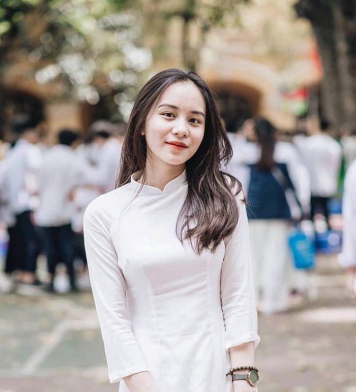 Mẫu áo dai cổ chữ V dáng trụ mới mẻ