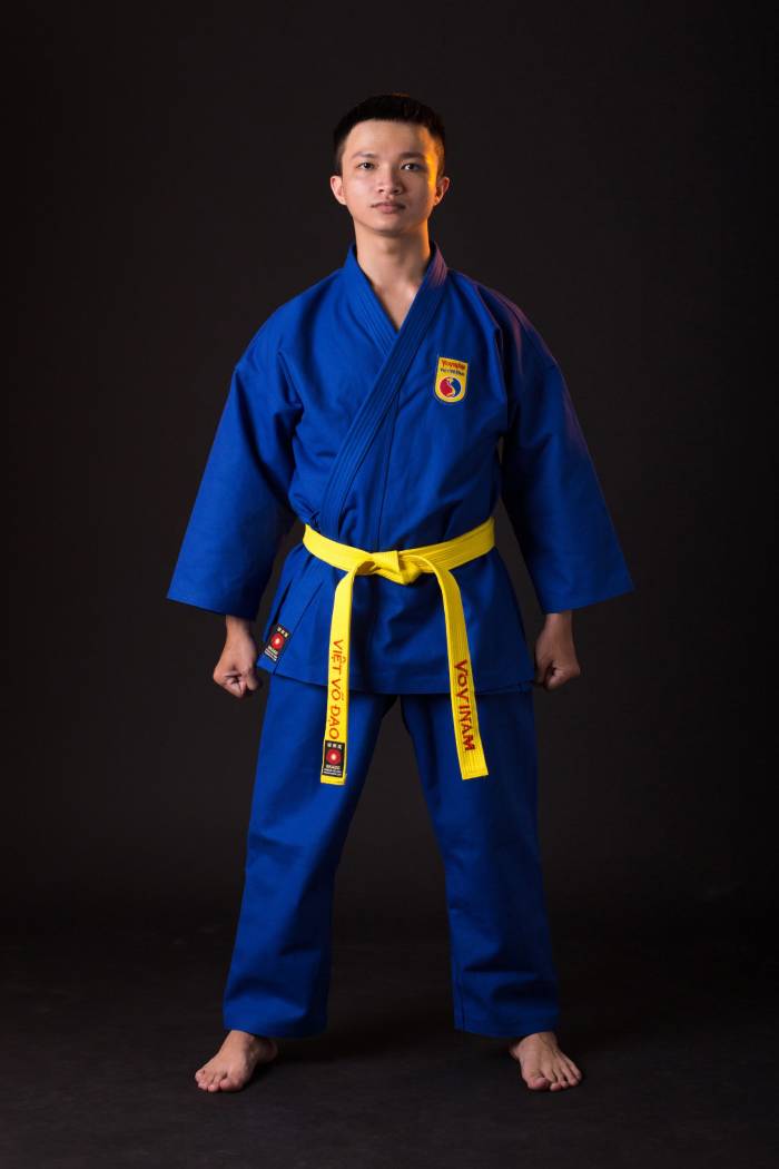 Võ phục Vovinam màu xanh mạnh mẽ