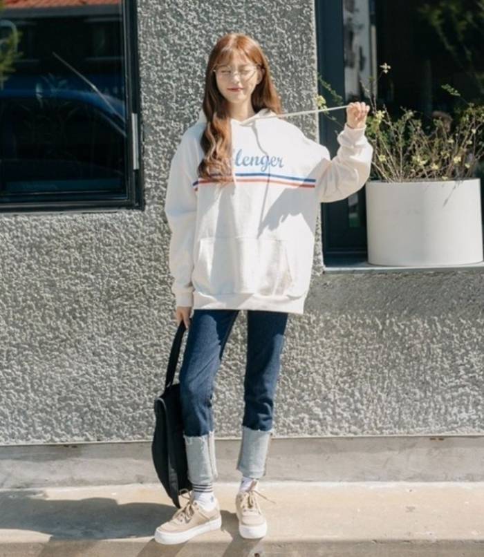Áo Hoodie phối cùng quần jean cá tính cho cả nam và nữ