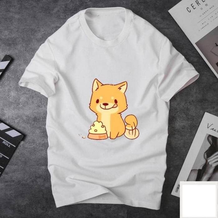 Áo lớp gam màu trắng kết hợp hình ảnh chú chó đang ăn