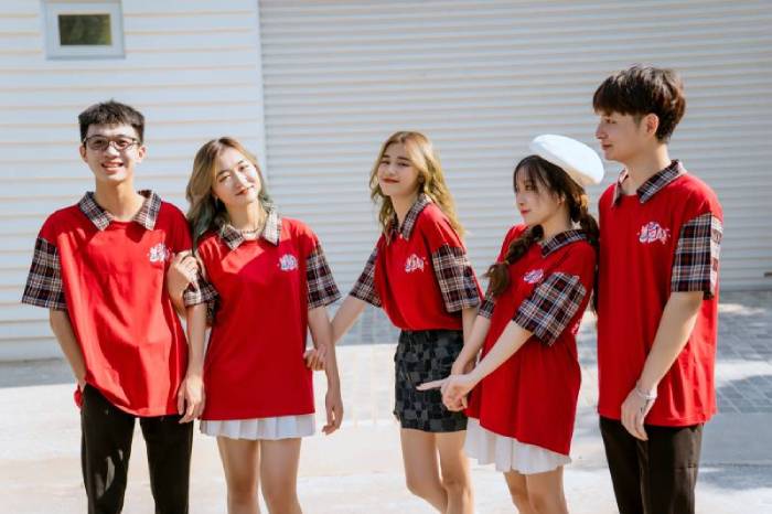 Mẫu áo lớp cổ bẻ phối màu caro trong BST Dreamy Hải Anh