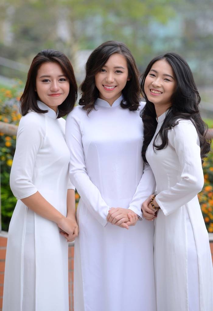 Chất liệu vải may áo dài mềm mại, thoải mái tạo đường cong duyên dáng