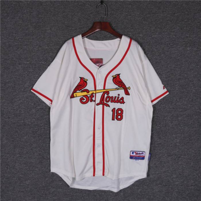 St.Louis 18, thiết kế nổi bật với các đường viền màu đỏ