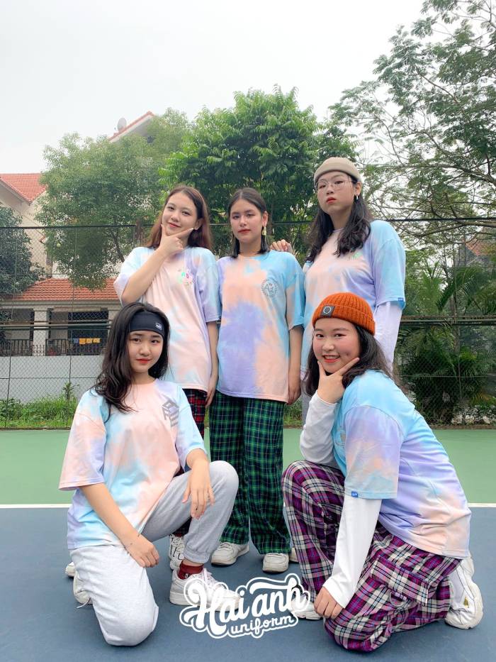 Các mẫu áo tie dye rất được giới trẻ yêu thích bởi màu sắc lạ mắt, độc đáo