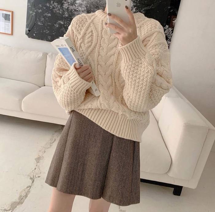 Áo len phối cùng chân váy đáng yêu dành cho nữ sinh trong độ tuổi 15