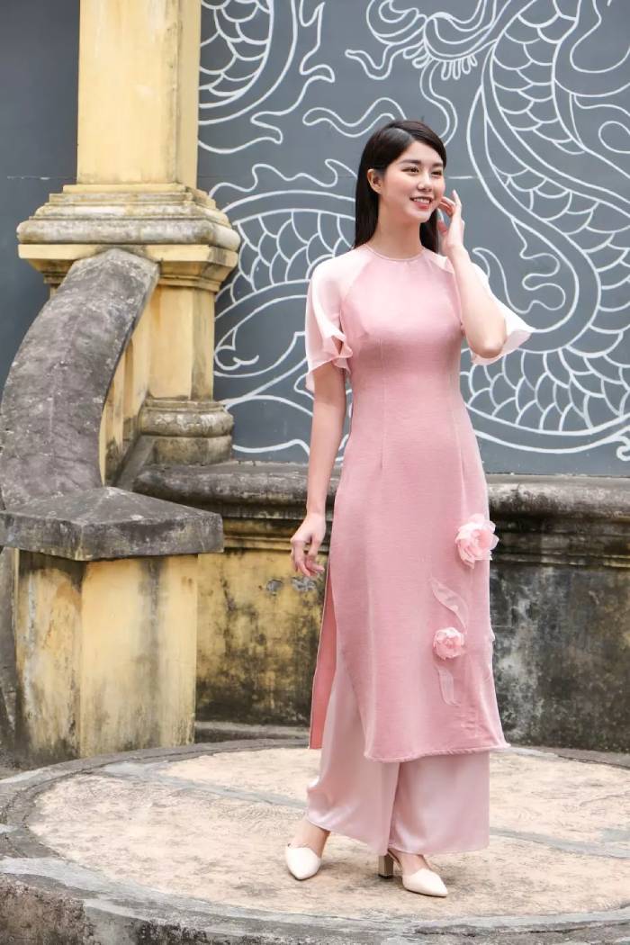 Mẫu áo dài với điểm nhấn từ chi tiết hoa nổi bật